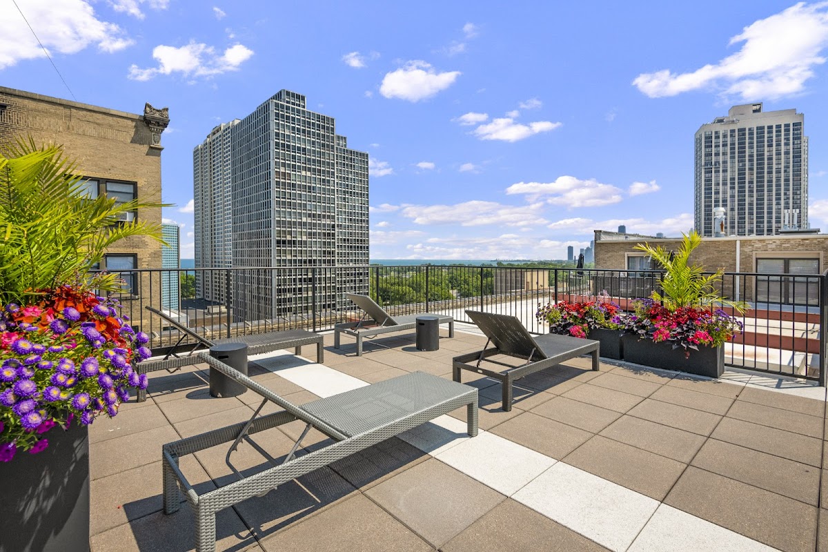 Reside on Surf apartments in Chicago, IL