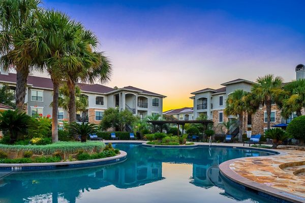 Marquis Lakeline Station apartments