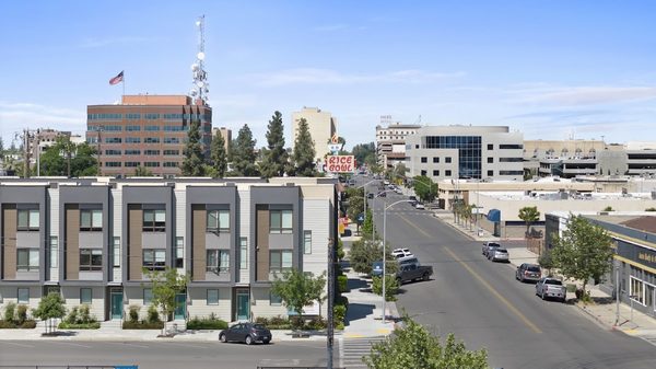 17th Place Townhomes apartments in Bakersfield, CA