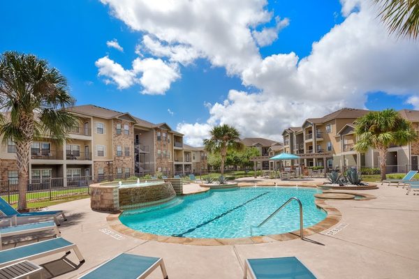 Encore Crossing Apartments apartments