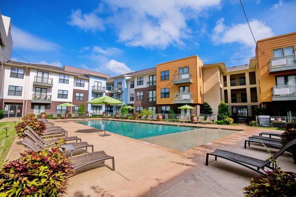 Oaks 5th Street Crossing at City Station apartments