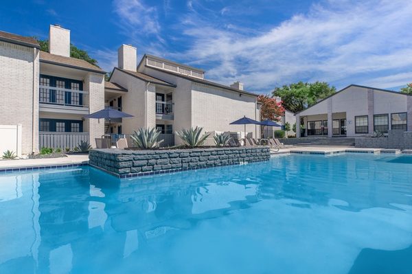 Rise at Highland Meadows apartments in Dallas, TX