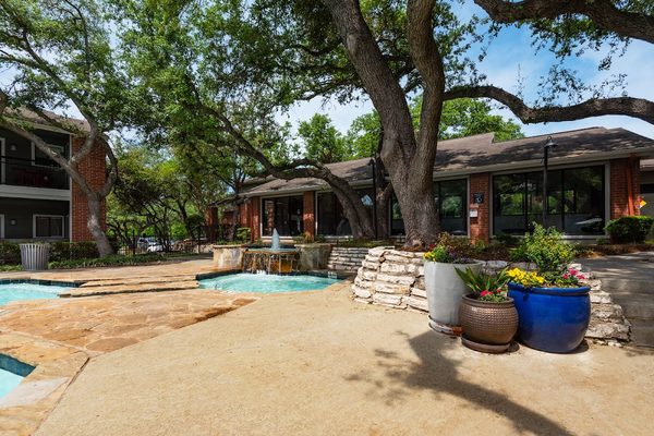 Arboretum Oaks apartments in Austin, TX