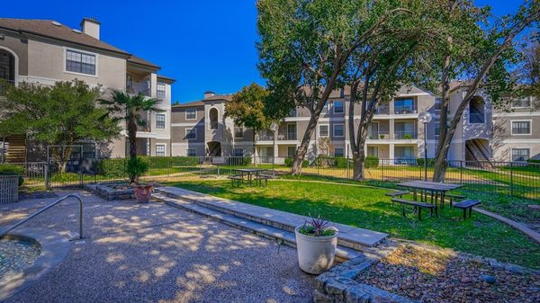 Saxony at Chase Oaks Apartments apartments in Plano, TX