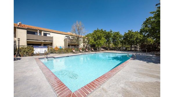 Canyon Ridge apartments in Santa Clarita, CA