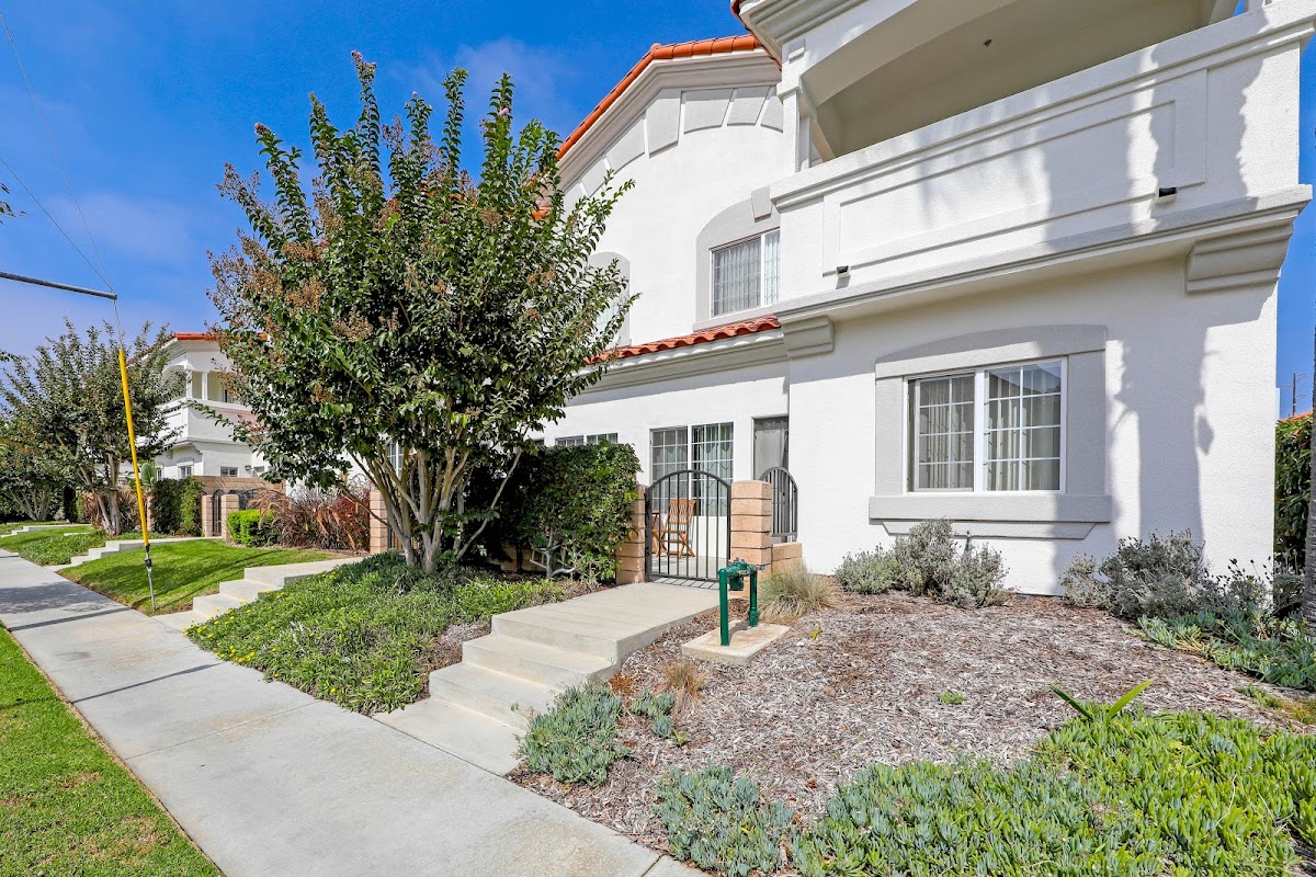 Pacific Breeze Townhomes apartments in Huntington Beach, CA