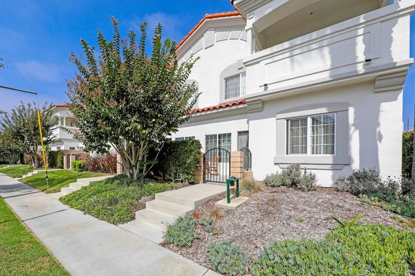 Pacific Breeze Townhomes apartments in Huntington Beach, CA