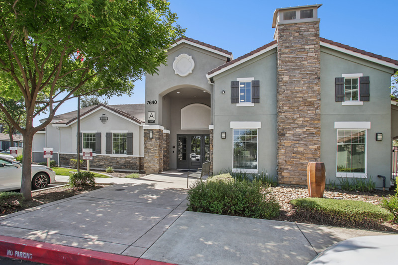 The Landing at College Square apartments in Sacramento, CA