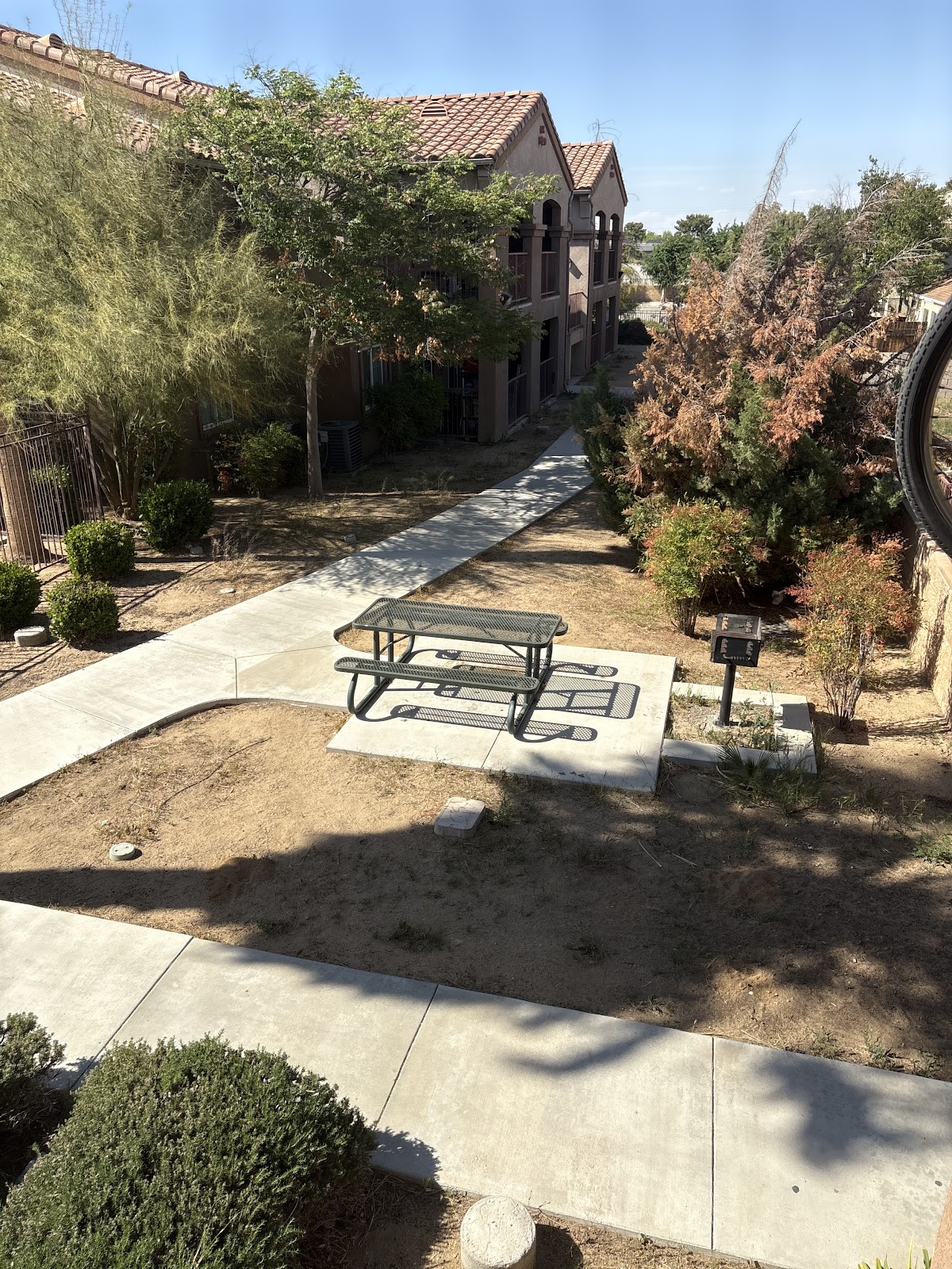 Twin Palms apartments in Palmdale, CA
