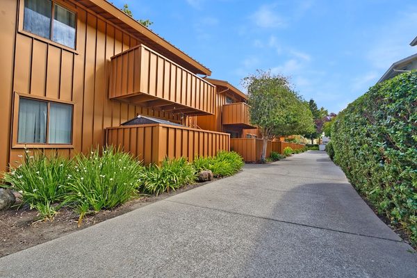 Lakeside Village apartments in San Leandro, CA