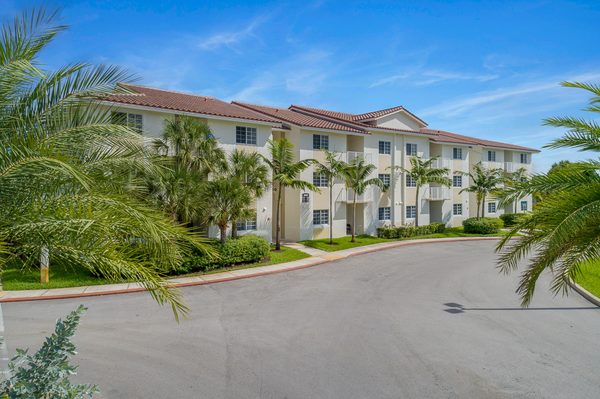 Legacy at Hollywood apartments in Hollywood, FL
