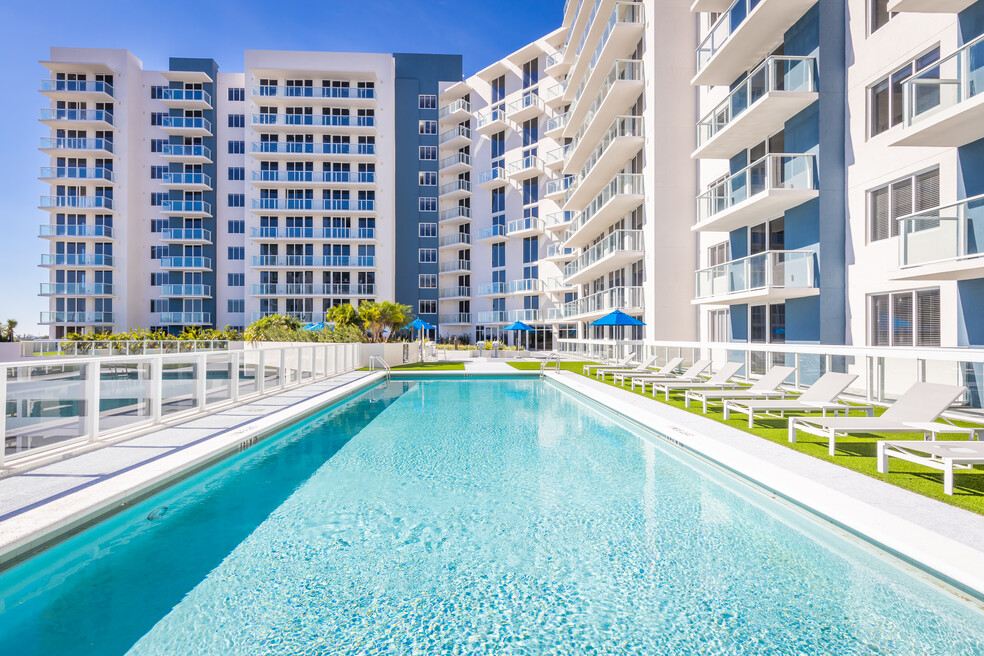 Hollywood East apartments in Hollywood, FL