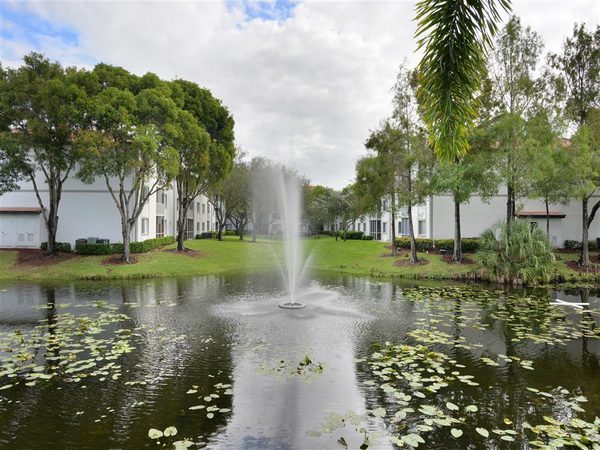 Sabal Pointe apartments in Coral Springs, FL