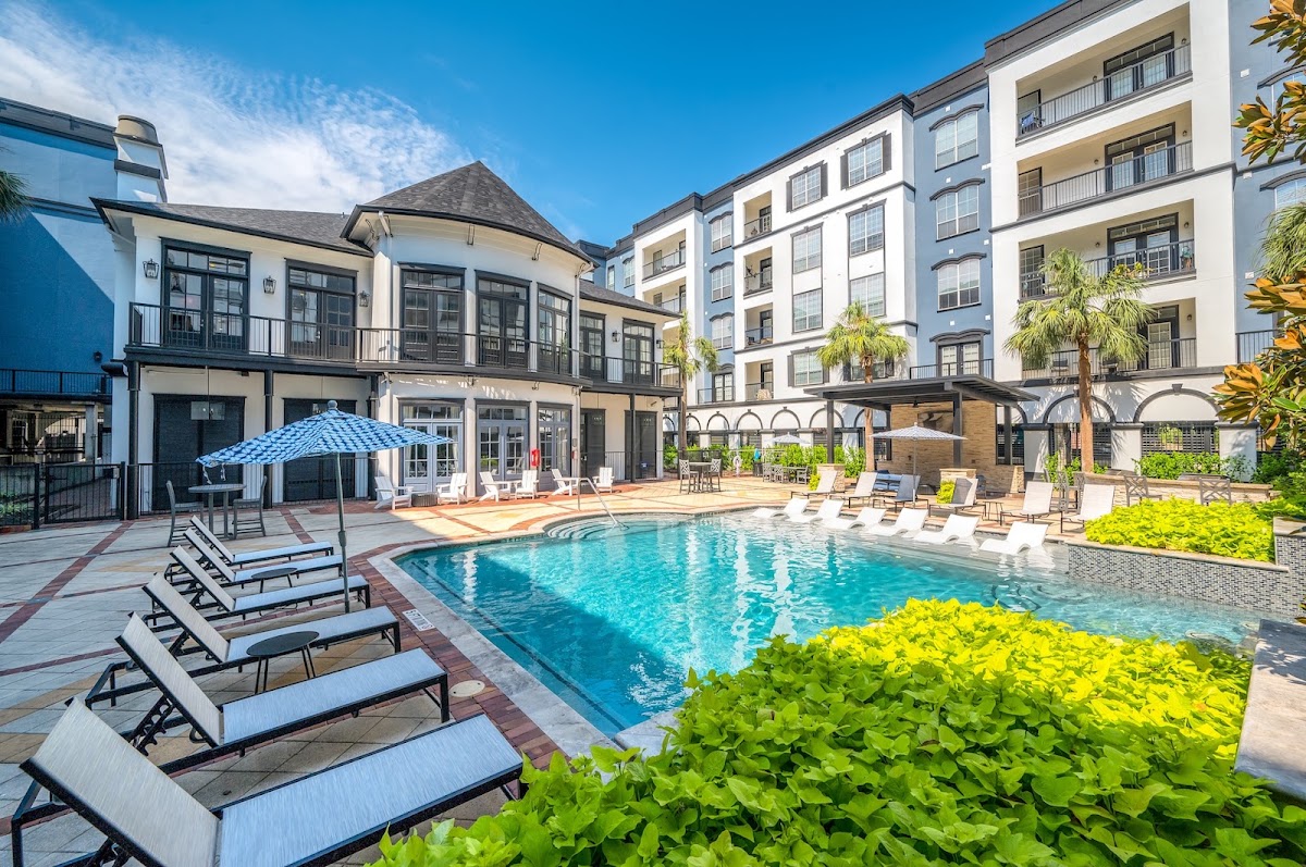 Calais Midtown apartments in Houston, TX