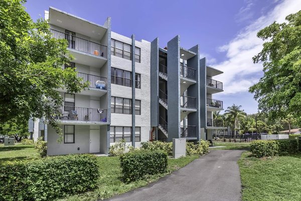 The Club at Emerald Waters apartments in Hollywood, FL