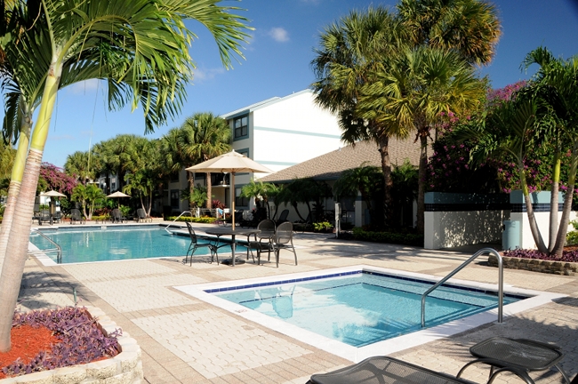 Bella Lago Vista apartments in West Palm Beach, FL