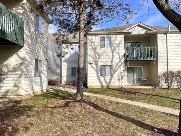 Fox Pointe apartments in Aurora, IL