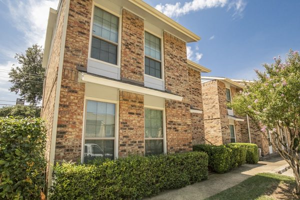 Oak Tree Condominium Apartments apartments in Addison, TX