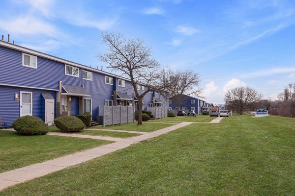 Sterling Lake Apartment and Townhomes apartments in Sterling Heights, MI