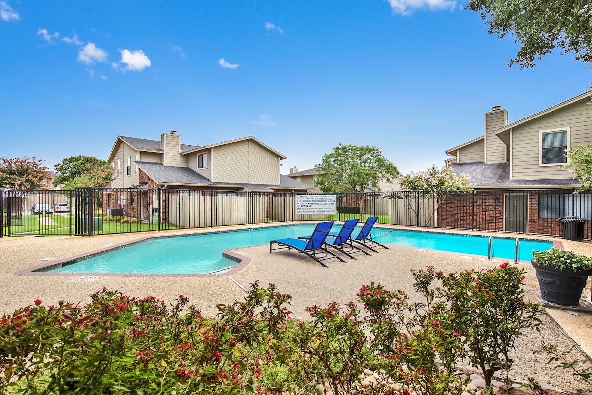 Rosemeade Townhomes apartments in Carrollton, TX