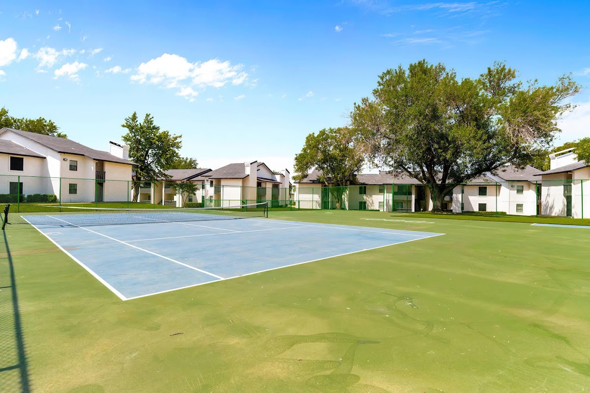 Tides on Timberglen apartments in Dallas, TX