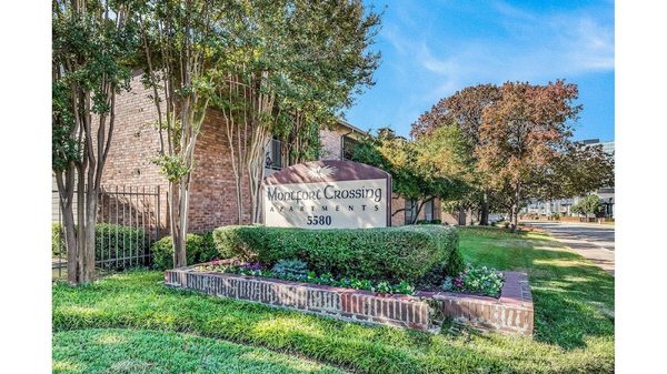 Montfort Crossing apartments in Dallas, TX