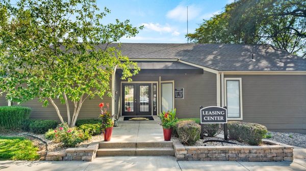 The Retreat at Woodridge apartments in Lenexa, KS