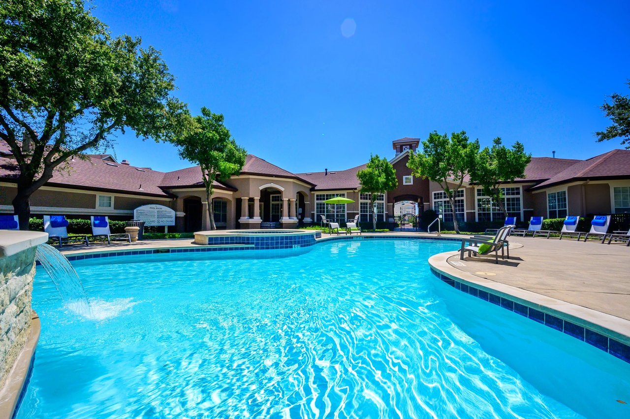 The View at Lakeside apartments in Lewisville, TX