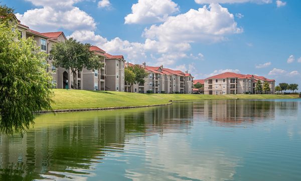 Crescent Cove at Lakepointe apartments in Lewisville, TX