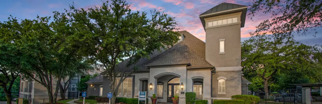 Rockbrook Creek apartments in Lewisville, TX