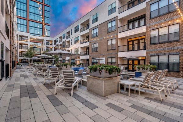 AMLI Quadrangle apartments in Dallas TX