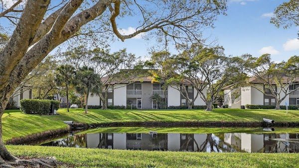 Advenir at Banyan Lake apartments in Boynton Beach, FL