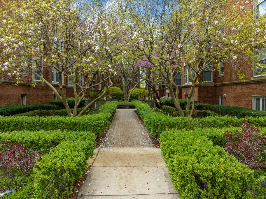 The Bryant at Oak Park I & II apartments in Cicero, IL