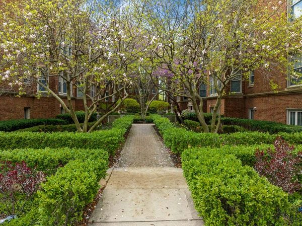 The Bryant at Oak Park I & II apartments in Cicero, IL