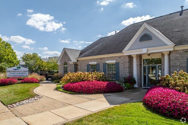 Brookdale Lakes apartments in Naperville, IL