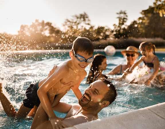 Deerfield Woods apartments in Livonia, MI