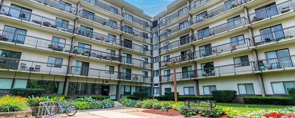 Farmington Place apartments in Farmington, MI