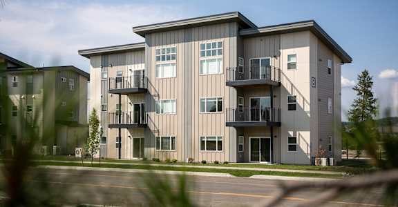 River Landing at Mirabeau apartments in Spokane Valley, WA