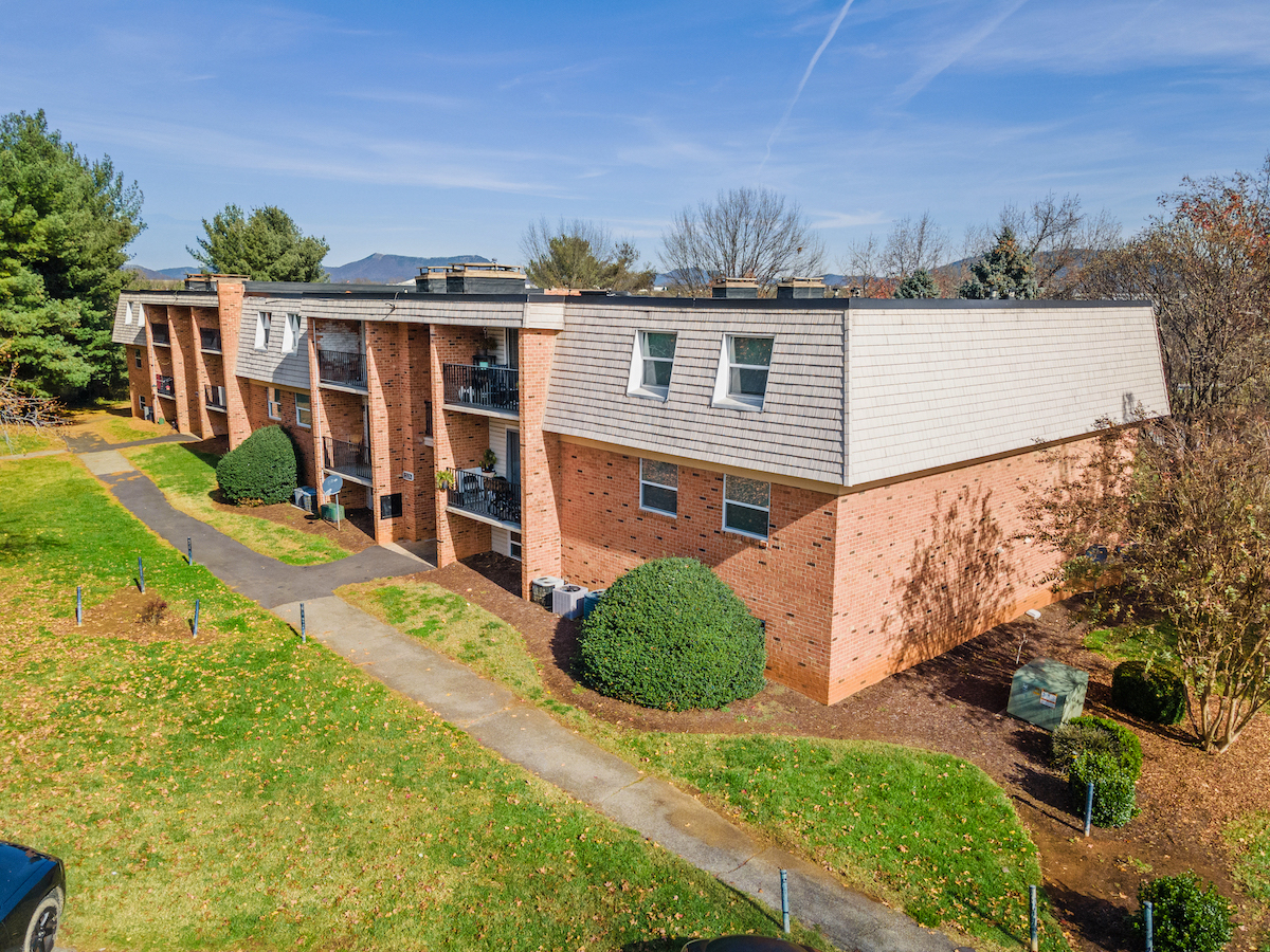Sterlingwood apartments in Roanoke, VA