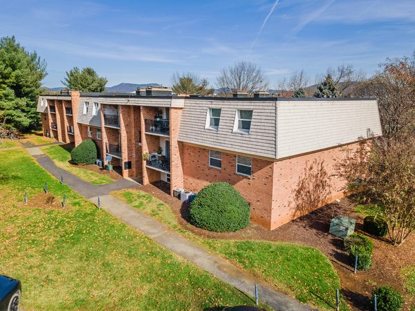 Sterlingwood apartments in Roanoke, VA