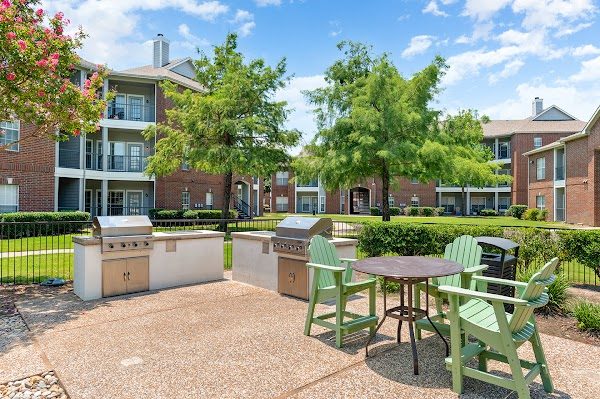 Creekside 121 apartments in Carrollton, TX