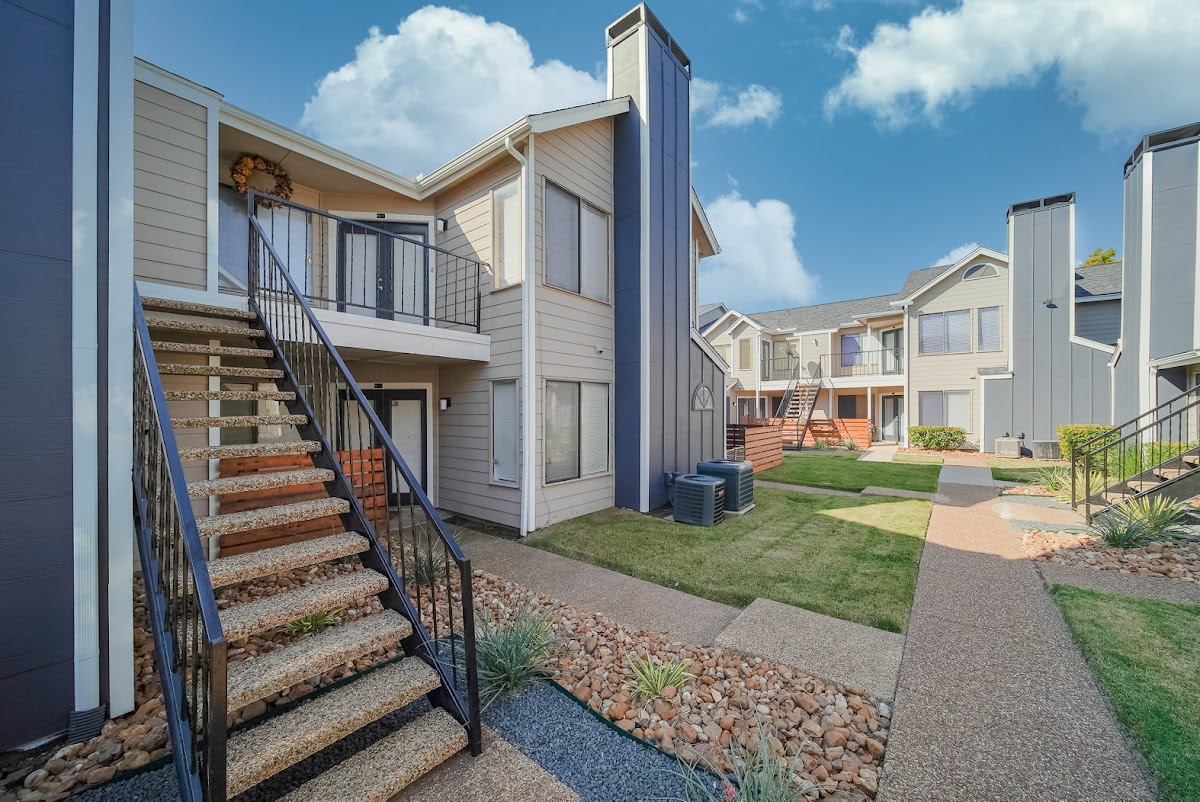Woodside at Lake Highlands apartments in Dallas, TX