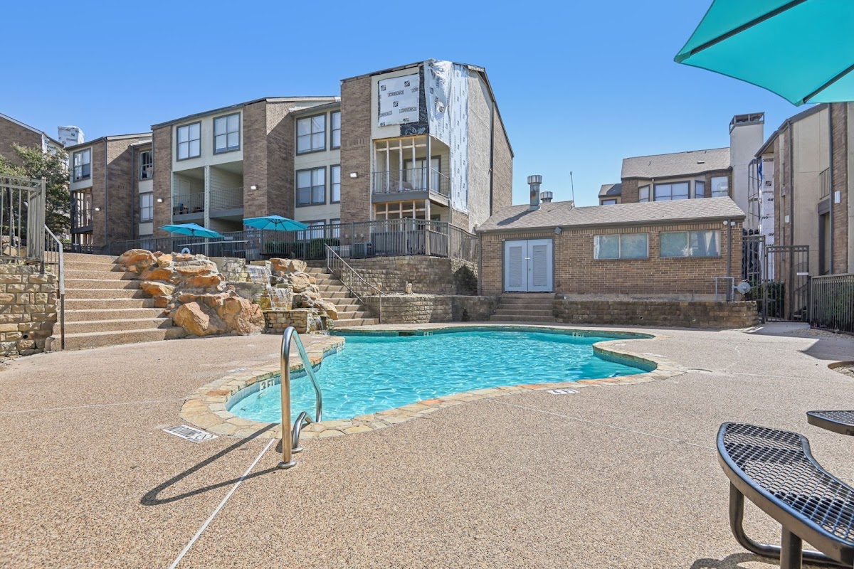 The Glen at Highpoint apartments in Dallas, TX