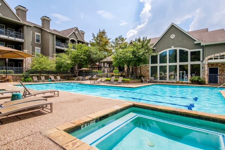 The Pavilions apartments in Dallas, TX