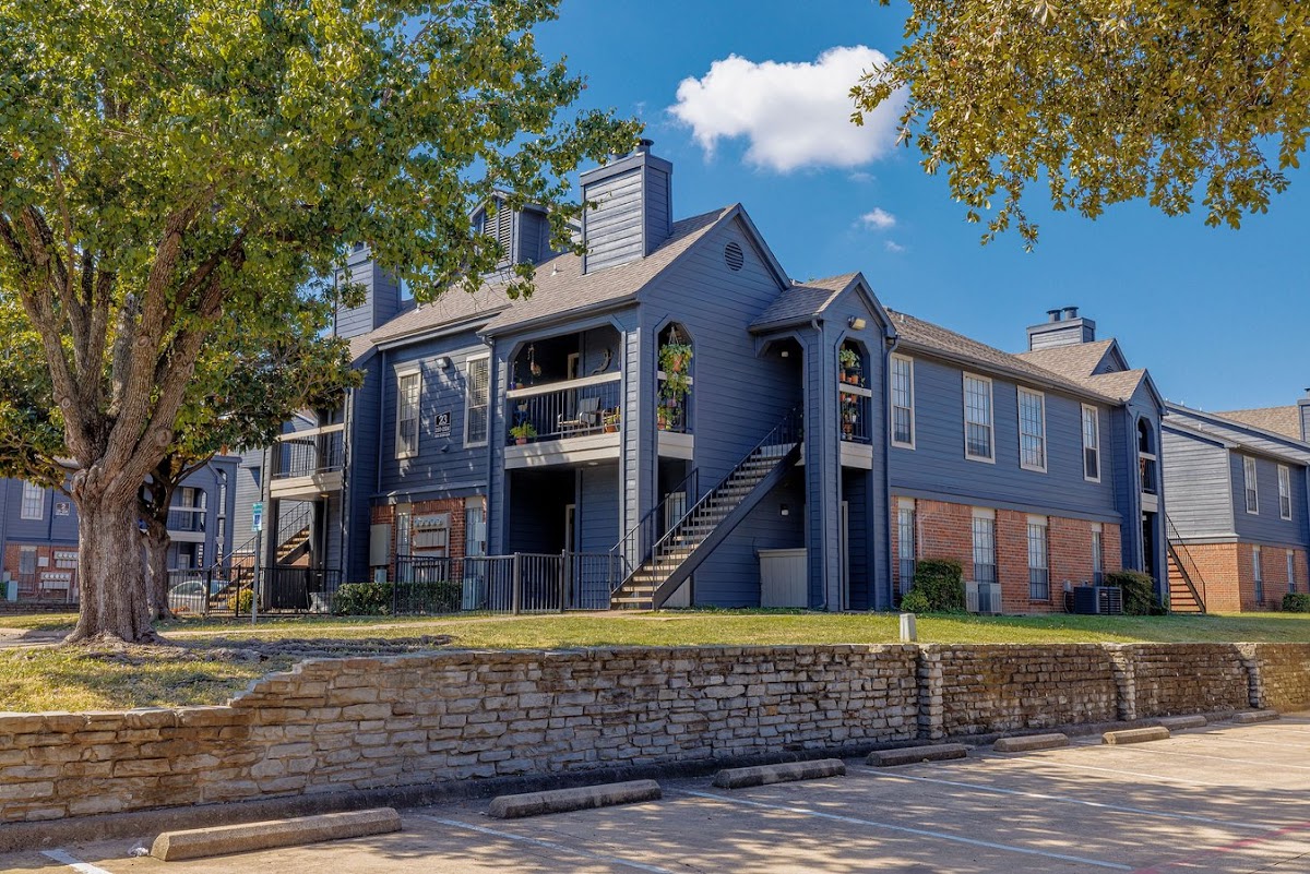 The Residence at North Dallas apartments in Dallas TX