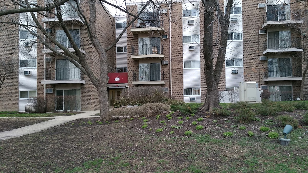 Glen Oaks Commons apartments in Des Plaines, IL