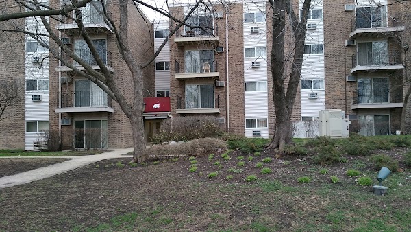 Glen Oaks Commons apartments in Des Plaines, IL
