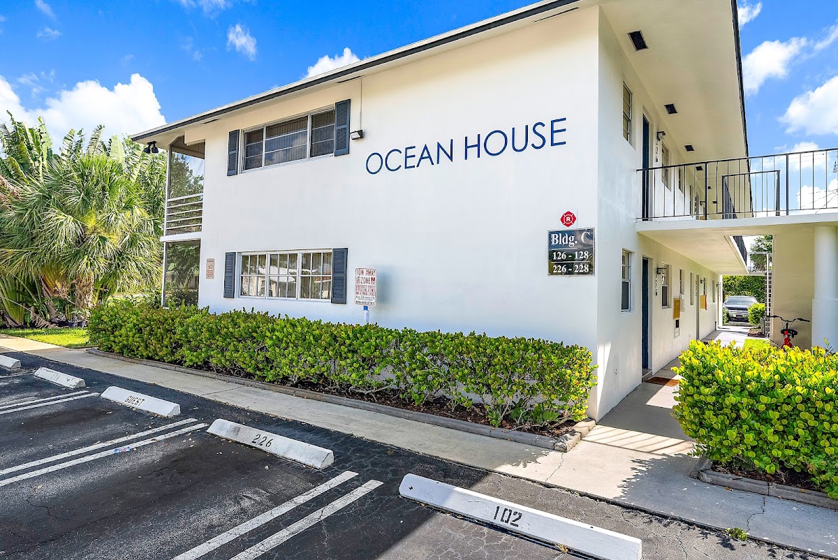 Ocean House Luxury Apartments apartments in Jupiter, FL