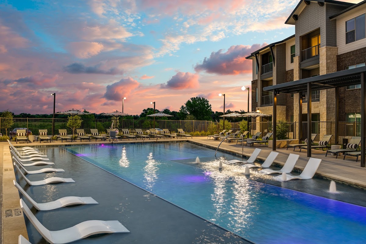 Jefferson Lakehaven apartments in Arlington, TX