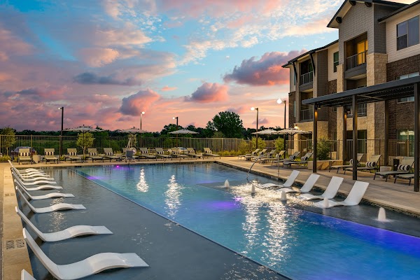 Jefferson Lakehaven apartments in Arlington, TX